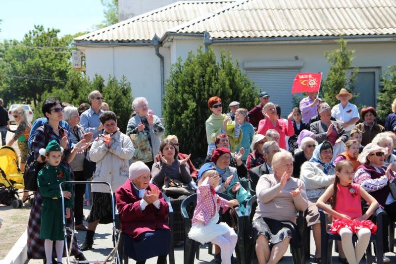 torzhestvennaya_chastj_prohozhdenie_lichnogo_sostava_garnizona_koncert_09_05_2016_88_web_88
